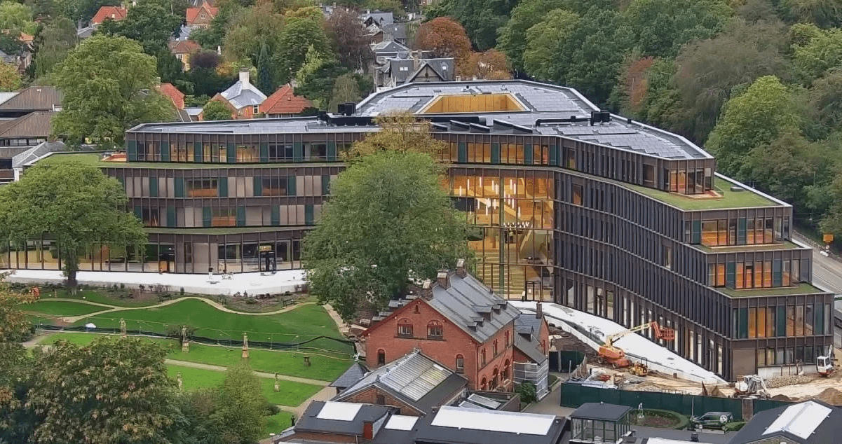 Mand med solceller i døråbning