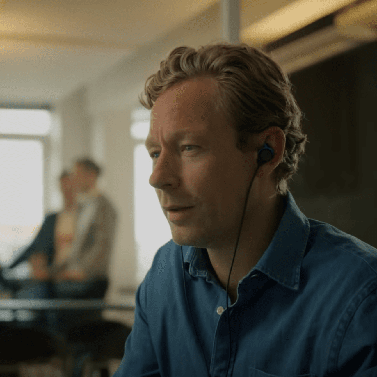 En kop kaffe på et bord