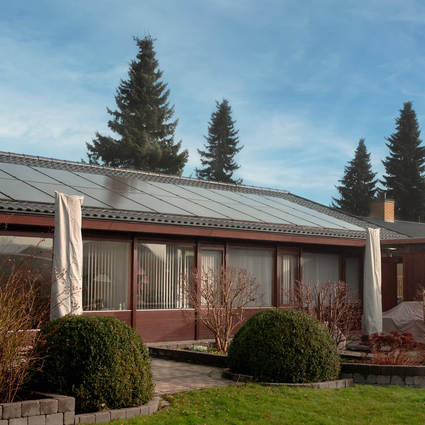 Familie på sofaen i sommerhus