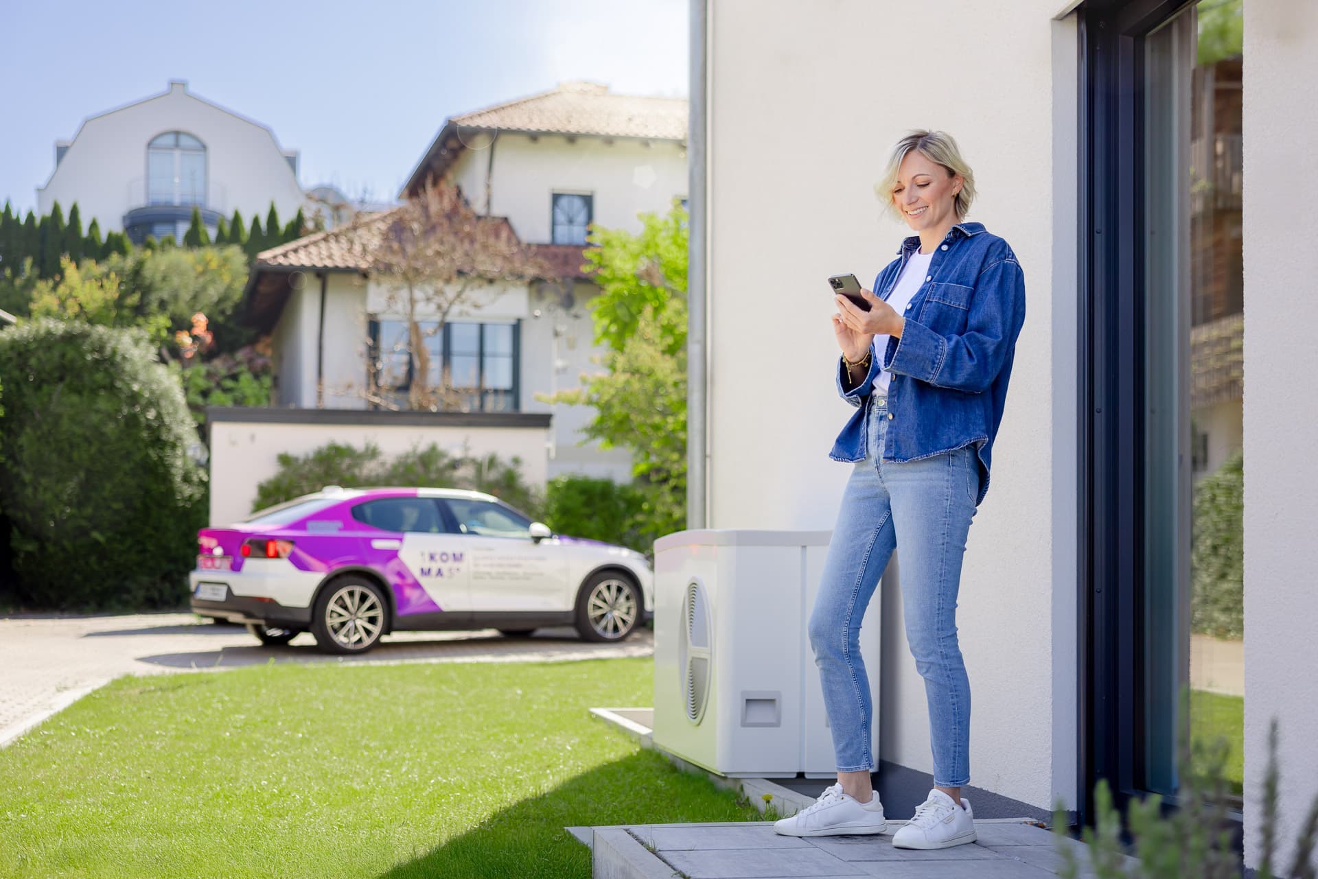 Hus med solceller og lidt have