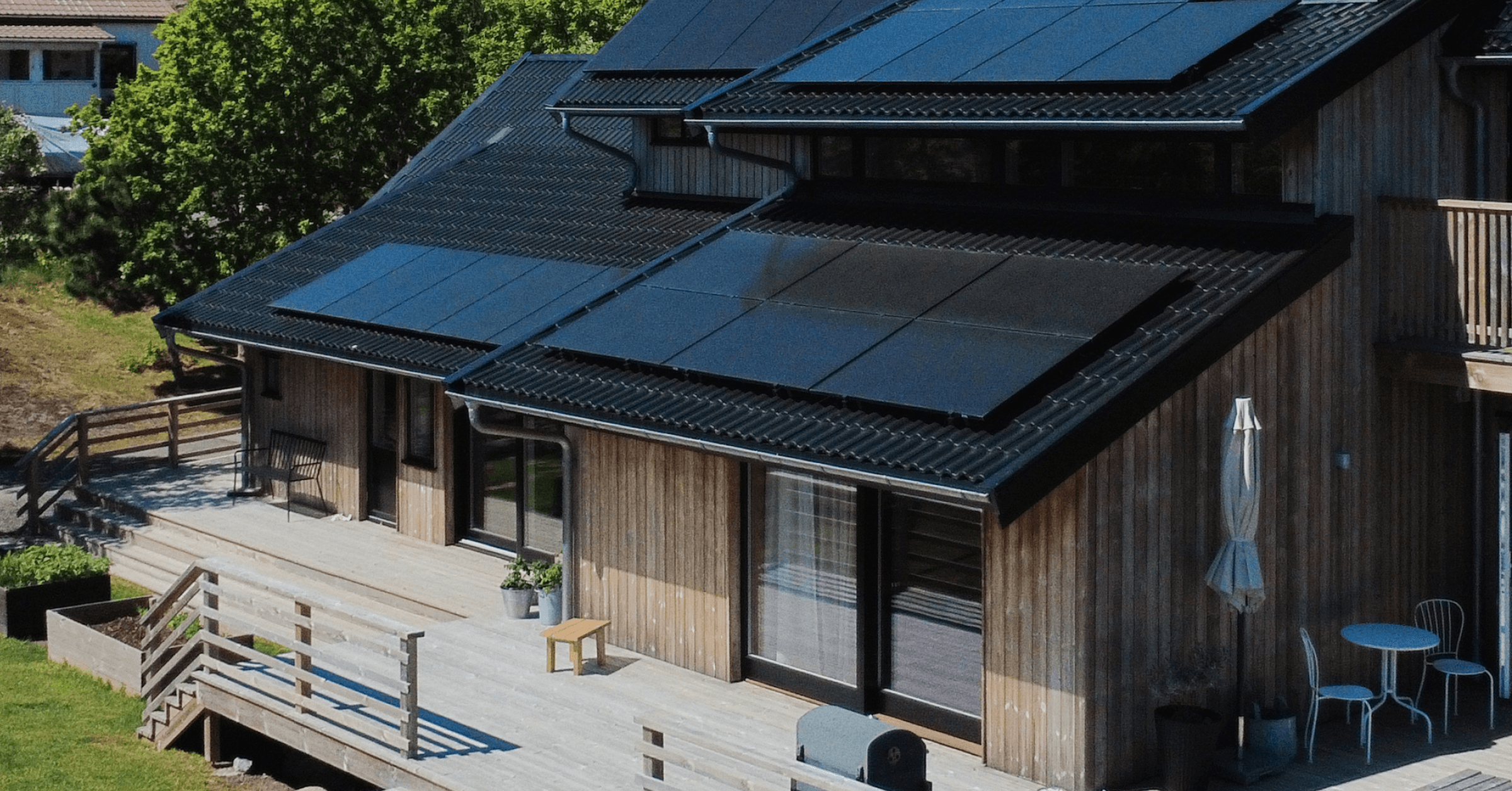 Solceller på hustag i lyst vejr