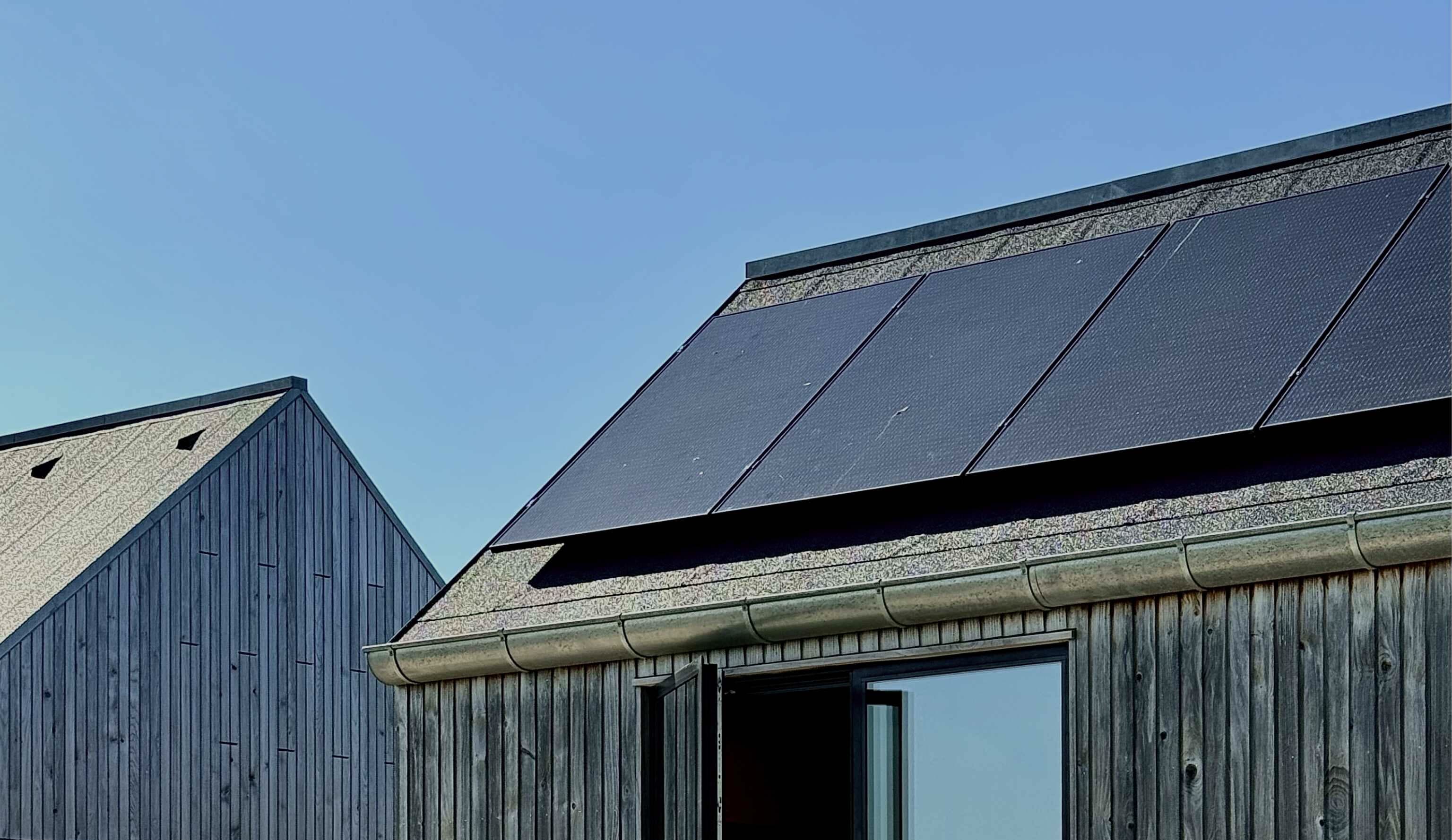 Mand i vindue med sollys på ansigtet