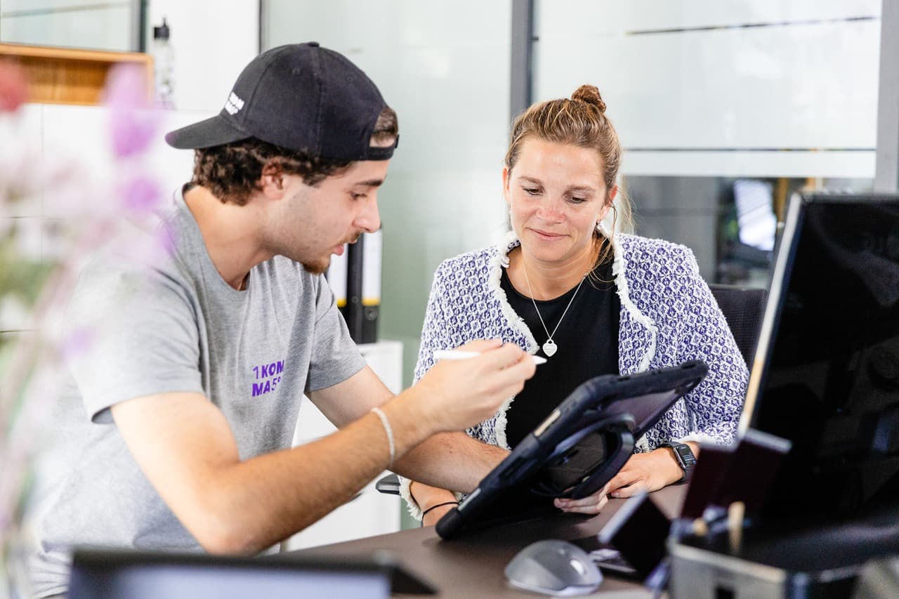 Billede af familie i indkørsel