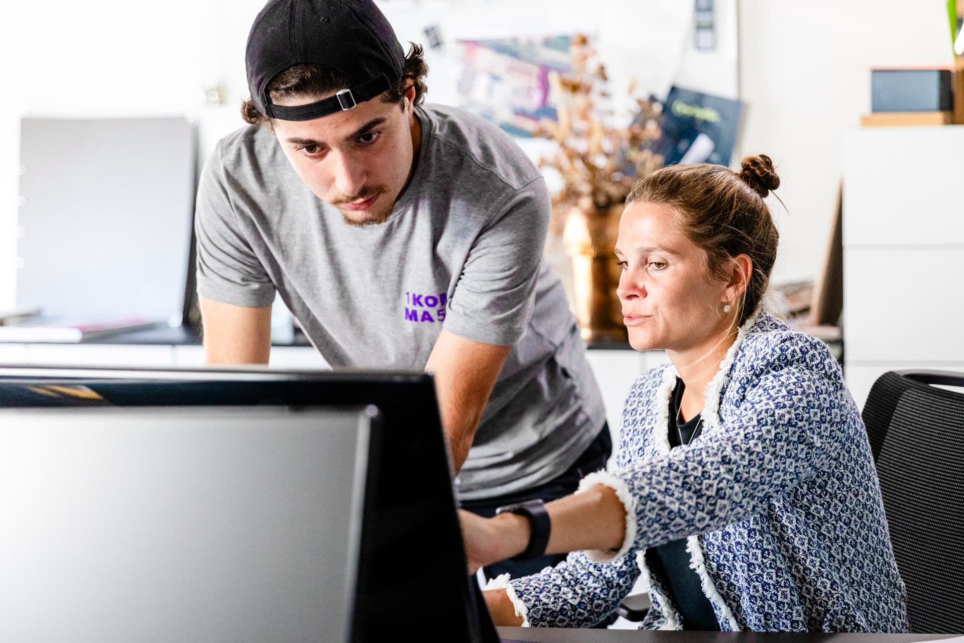 1KOMMA5° medarbejder hjælper kvinde med beregninger