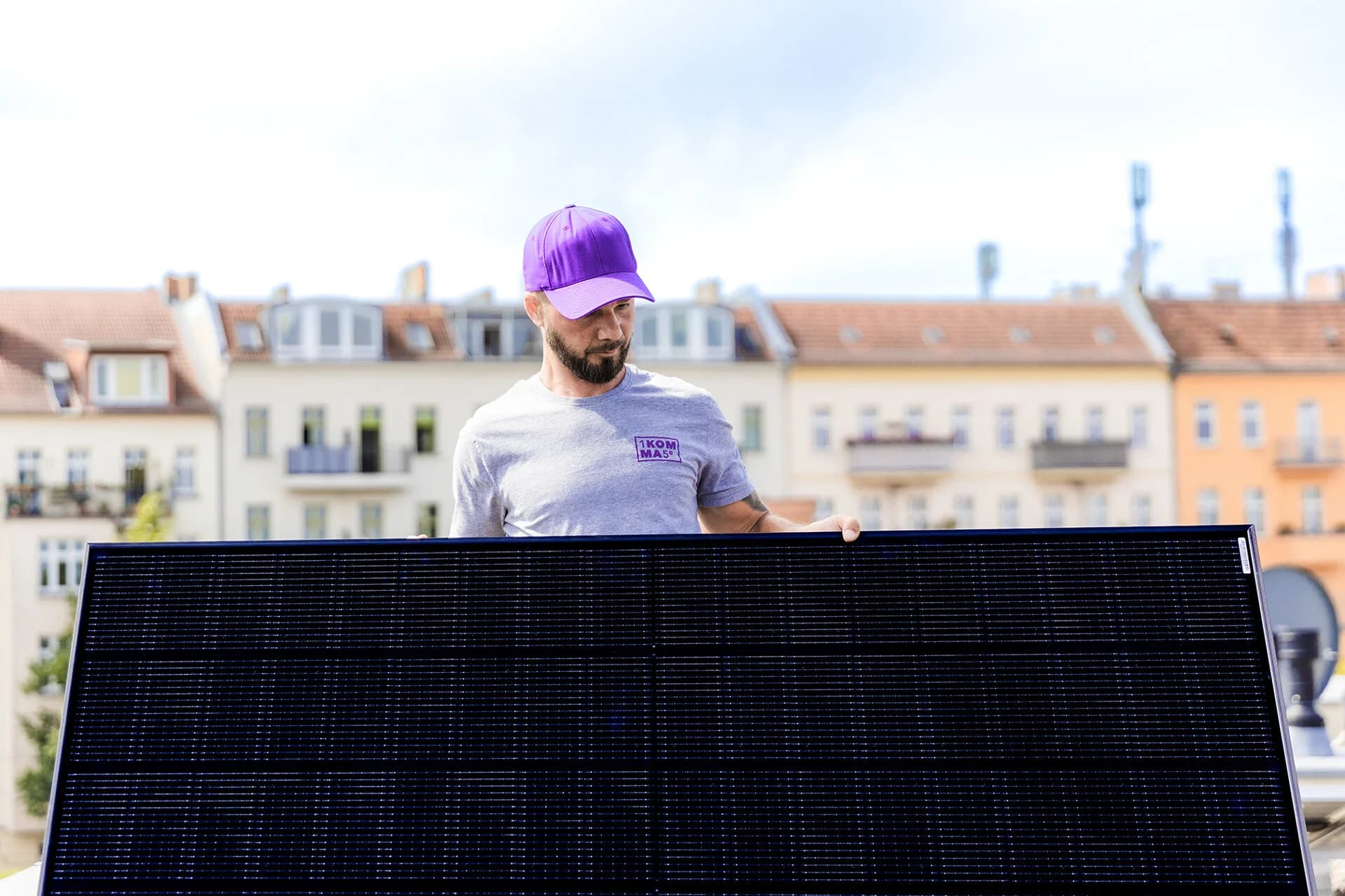 Solceller på tag og familie i have