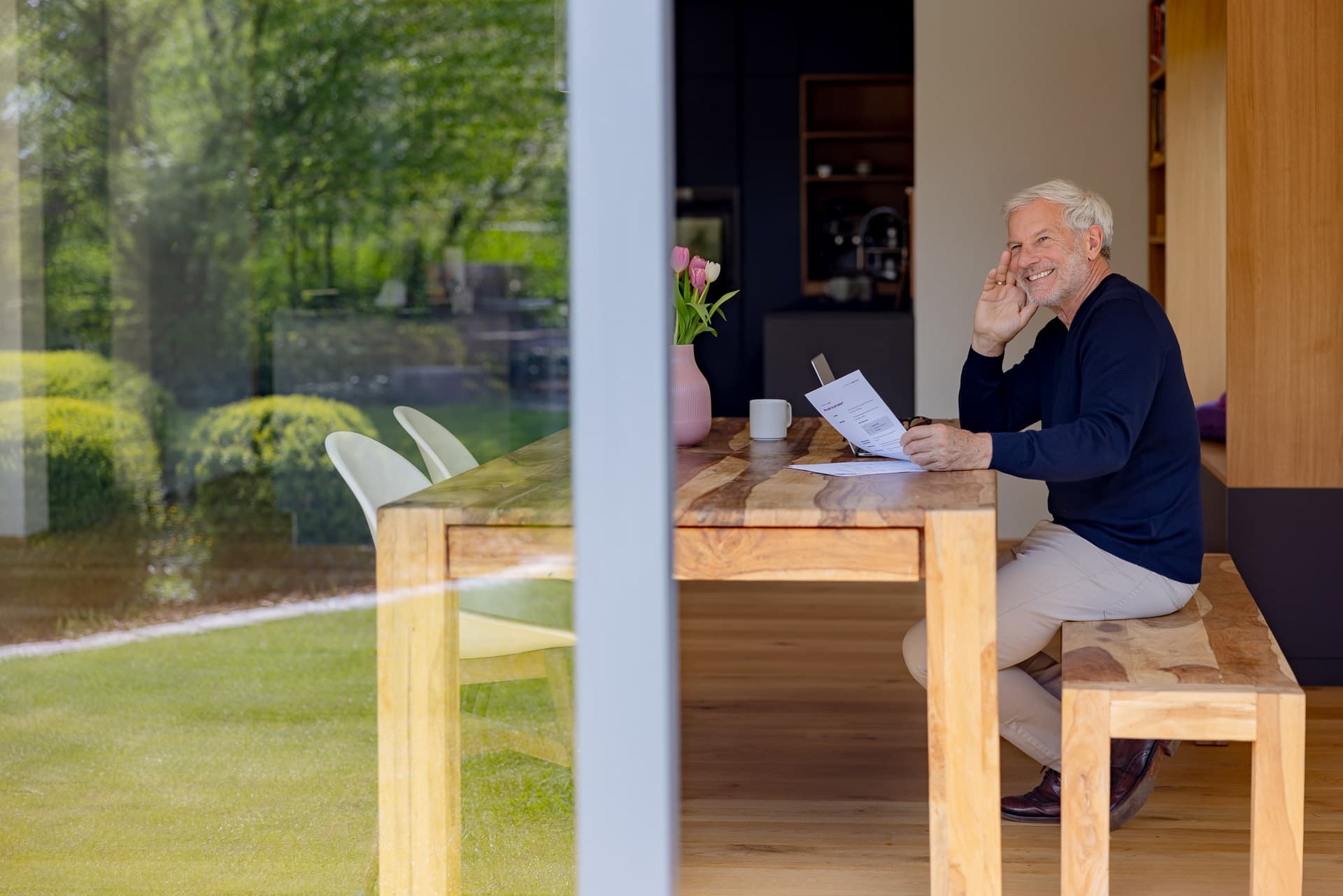 Mand i døråbning med sollys